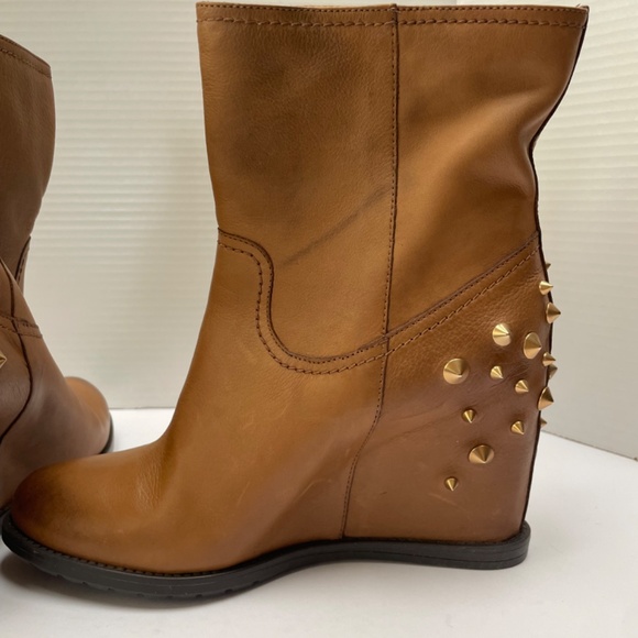 ***NIB***WEDGE BOOTIES WITH GOLD RIVETS (SZ40) - Picture 6 of 15